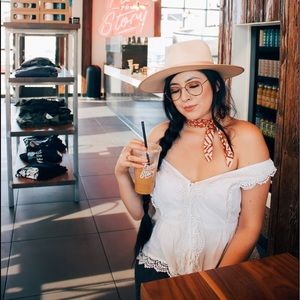 WHITE SHORT SLEEVE TOP WITH BUTTONS